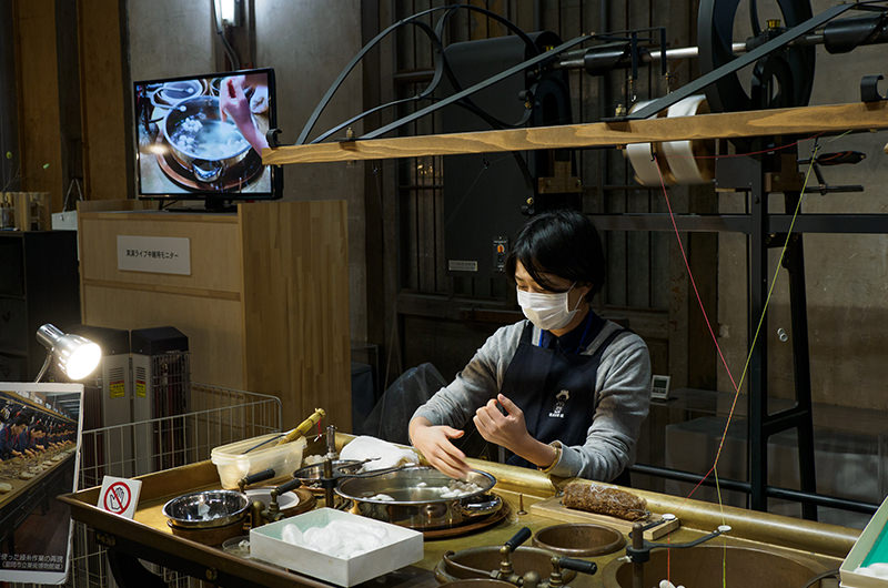 フランス式繰糸器の実演中