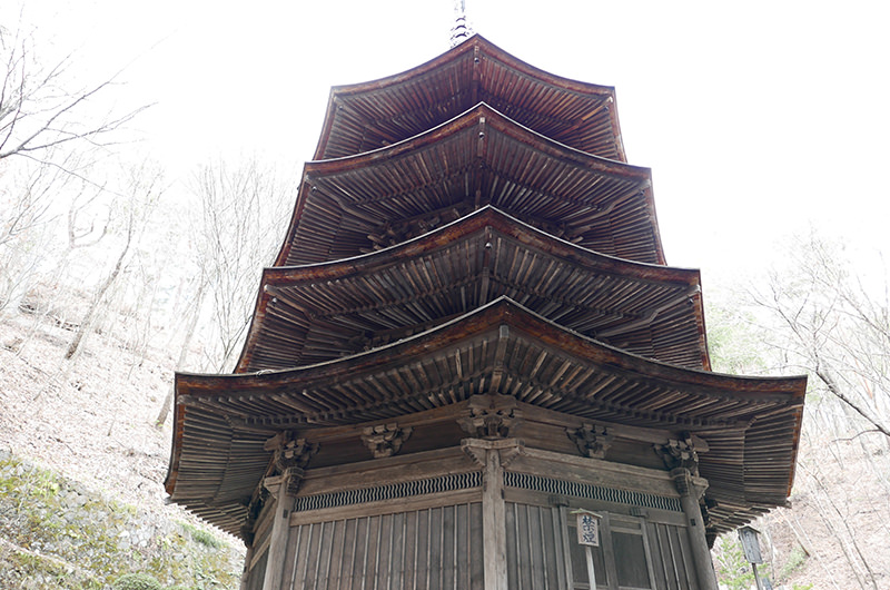 八角三重塔を真下から見上げる