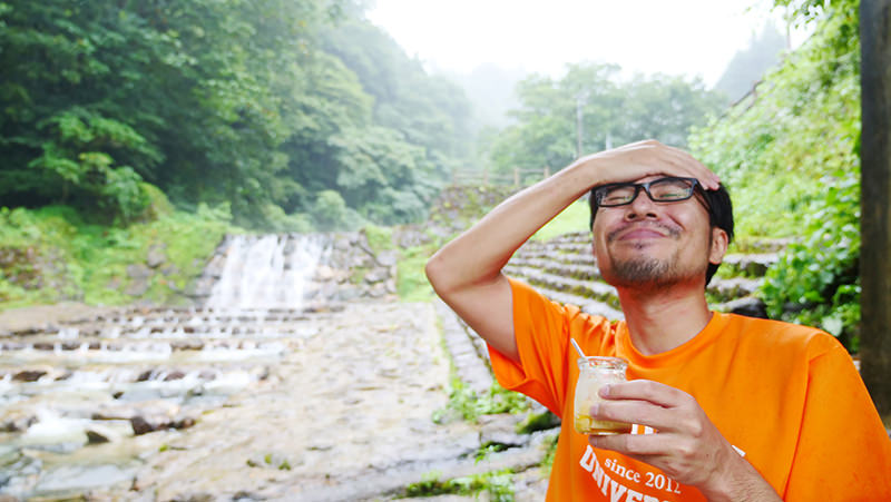 手作りとうふプリンを食べる筆者