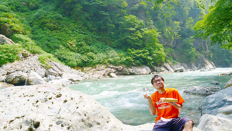 折詰弁当・若を食べる筆者