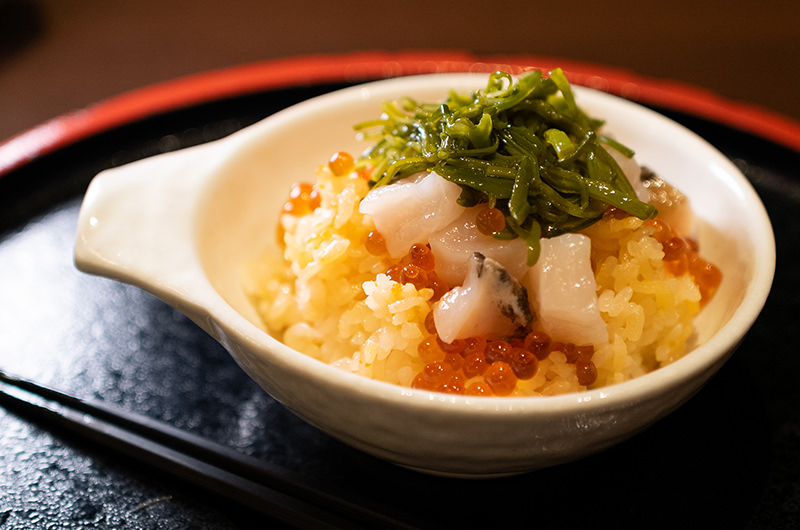 ウニご飯に瓶ドンを載せる