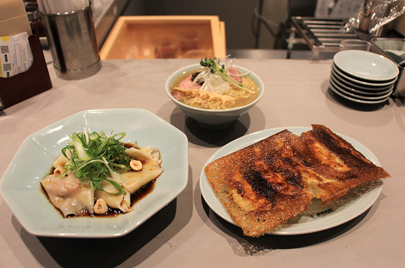 特製皿ワンタン 〆ラーメン（塩） タレなし餃子