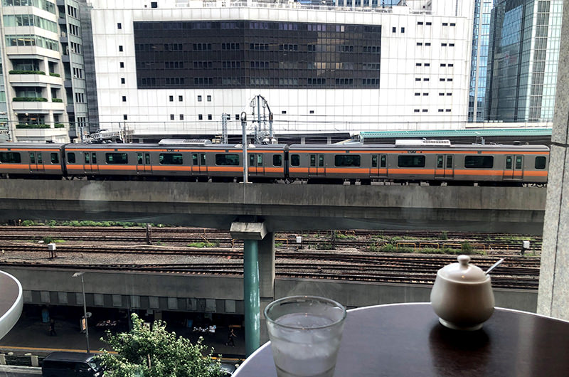 窓から列車を眺める