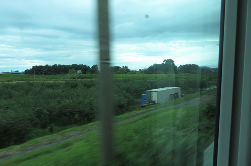 新青森駅へ向かう奥羽本線の車窓