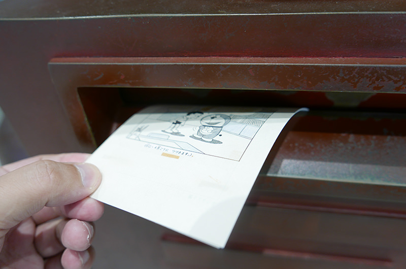 ドラえもんポストにハガキを投函