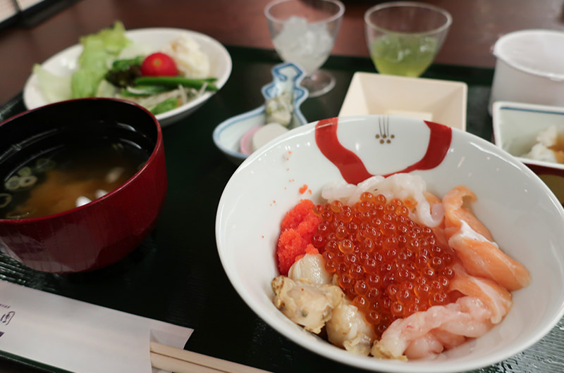 朝食　海鮮丼