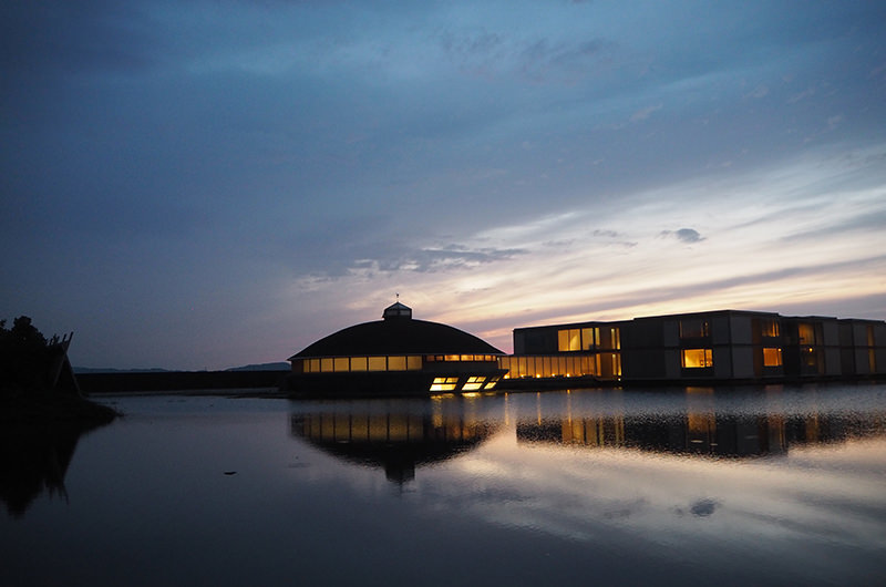 日が沈むと浮かび上がって見えるスイデンテラス