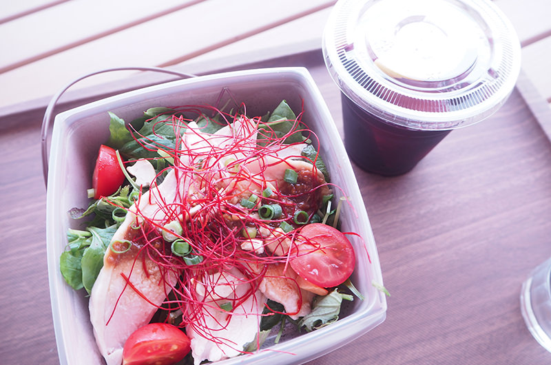 山形県産ハーブ鶏と自社農園トマトのよだれ鶏　山ぶどうサングリア