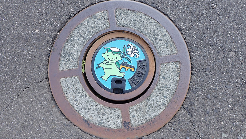 遠野駅前の水道仕切弁小型蓋