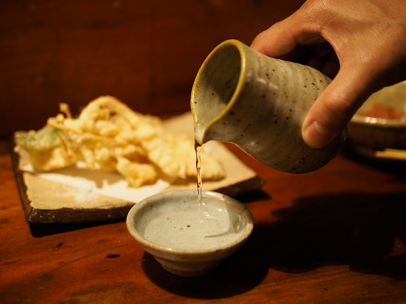 父親に注いでもらう日本酒