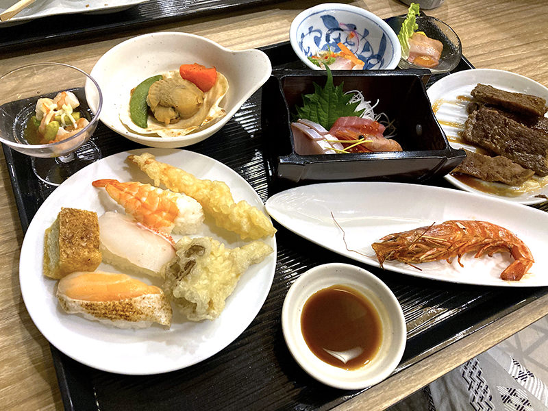 夕食のバイキング
