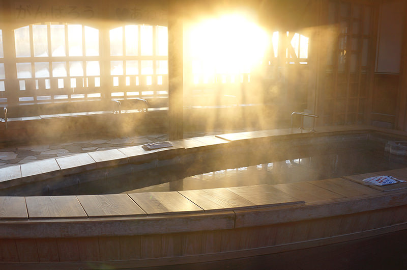 湯気を照らす朝日が美しい