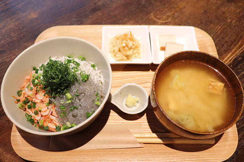 三色丼 1,300円税込