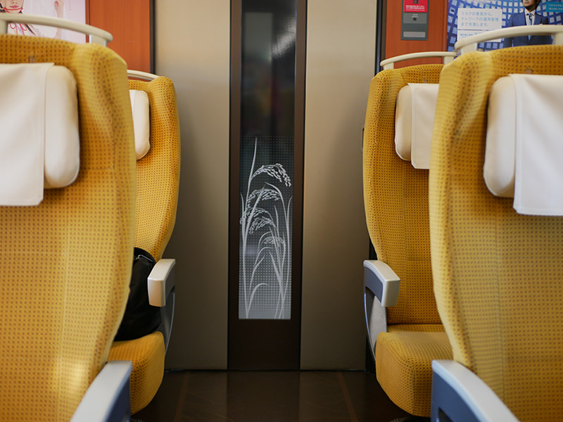 こまち 稲穂のデザイン 車両内ドア