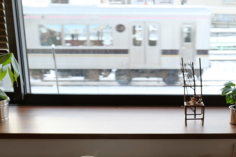 窓から見える列車