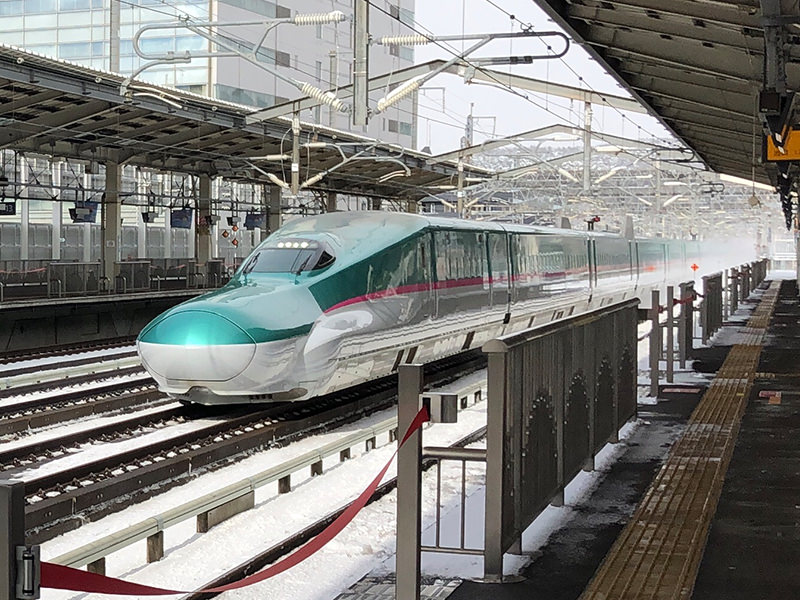 福島駅を通過する新幹線