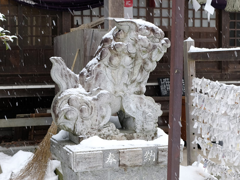 子どもと一緒の狛犬