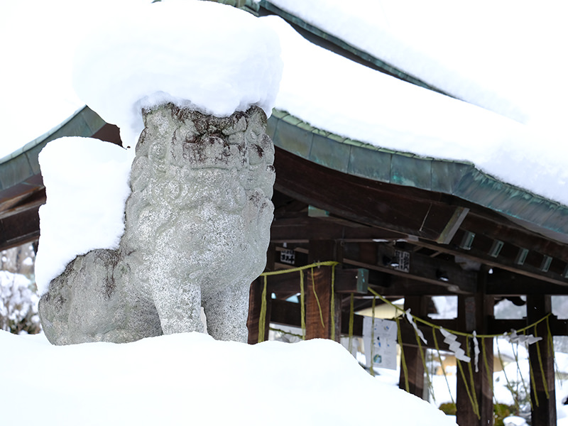 雪を被った狛犬