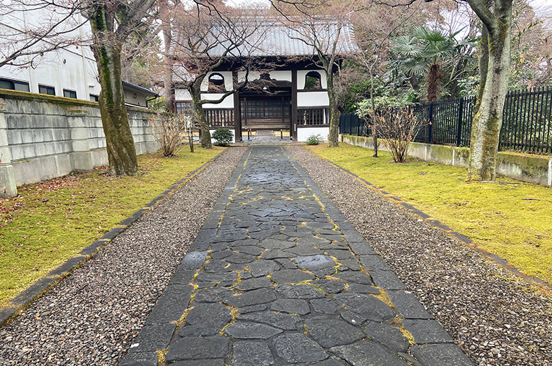 正門から本堂に続く石畳