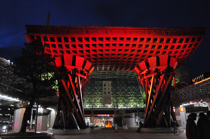 えんじ色にライトアップされた鼓門