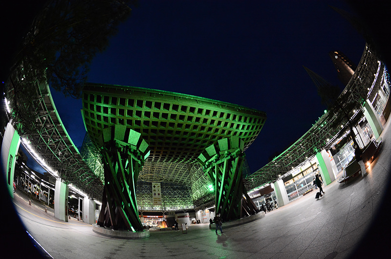 草色にライトアップされた鼓門