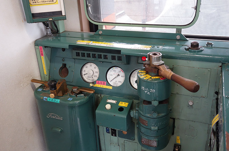 待合室内の運転台