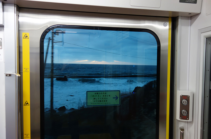 車窓から海が見える
