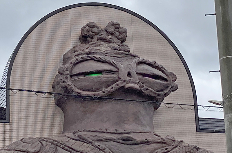 七色に目が光るしゃこちゃん