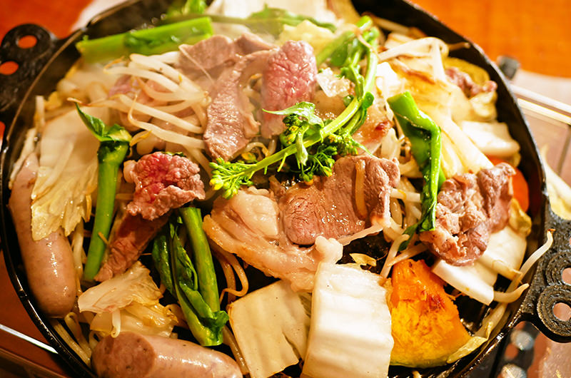 ジンギスカンを焼いている