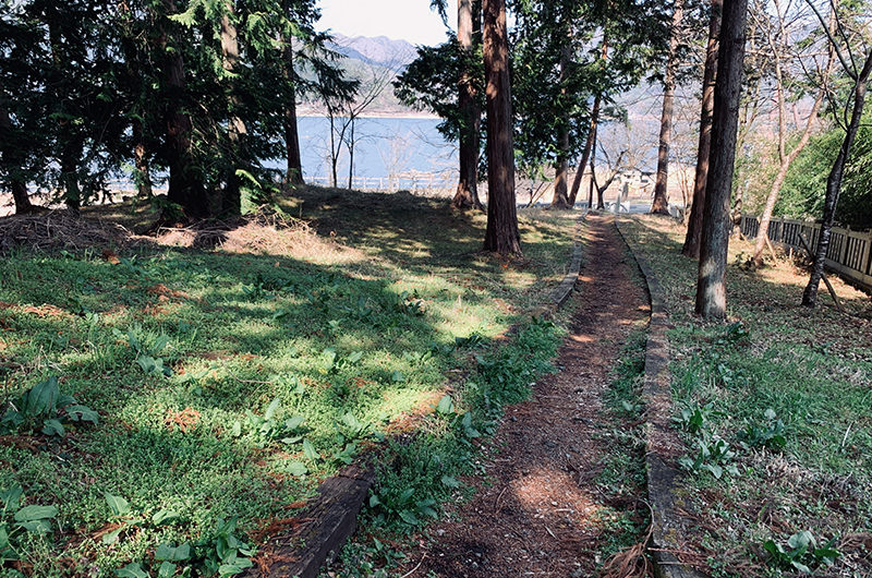 湖畔沿いの入り口からの道