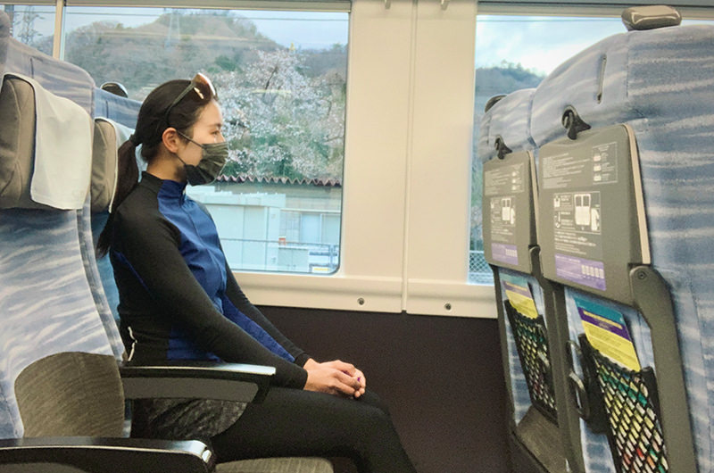 特急あずさに乗る筆者