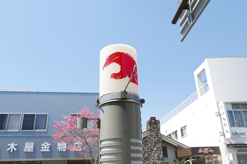 怪獣が描かれた街路灯