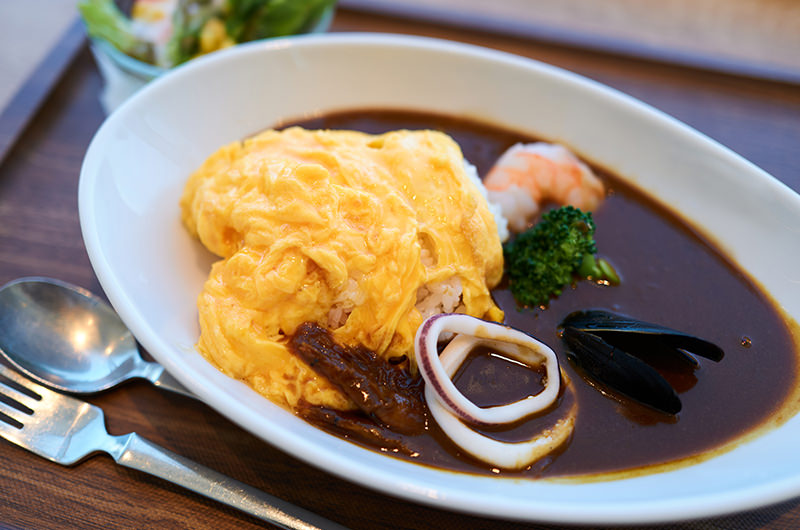 高岡産たまごのトロトロオム白えびシーフードカレー