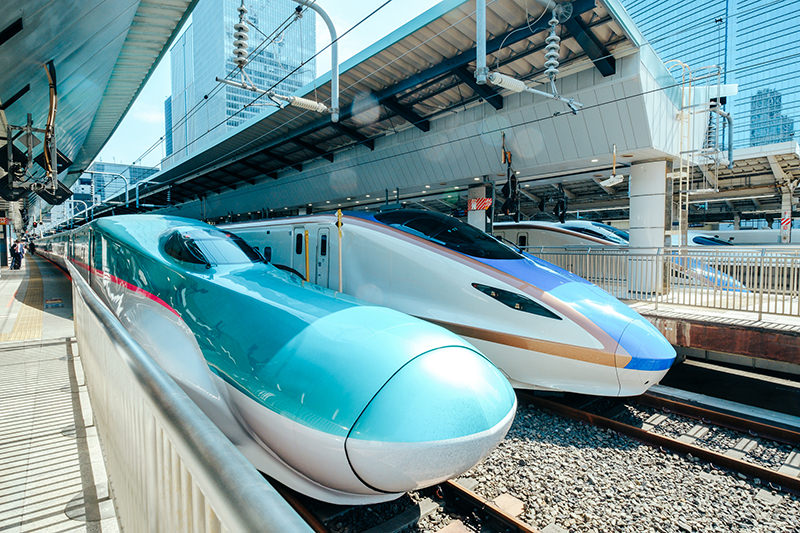 はやぶさ（写真左）