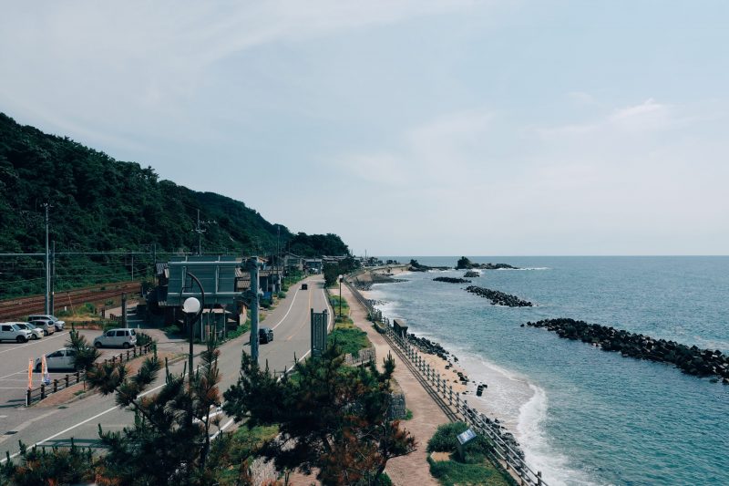 海岸線　桑川駅の前