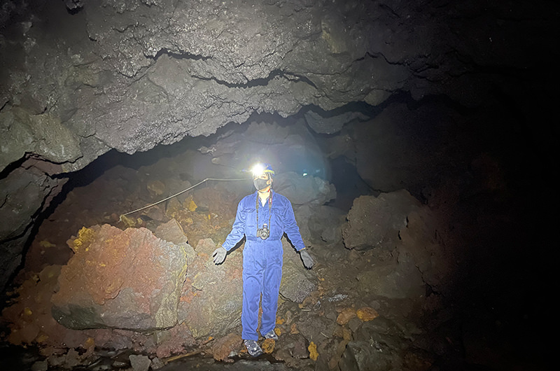 富士風穴内　筆者