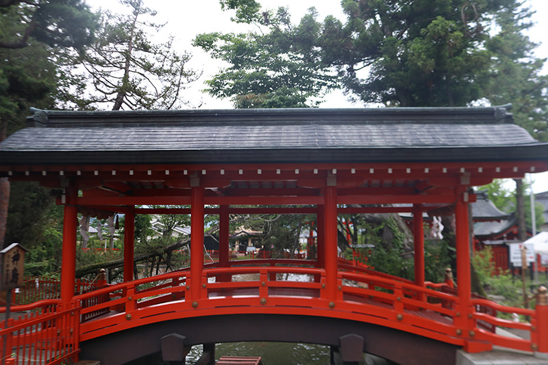 生島足島神社　本殿前の橋