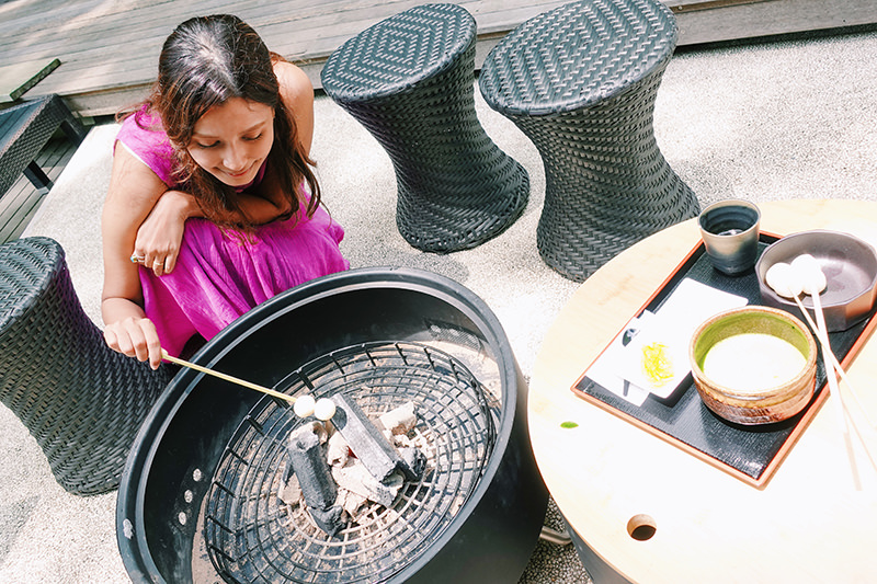 お団子を焼く筆者