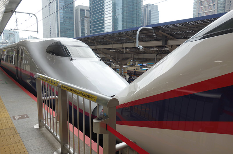 （手前）つばさ　（奥）やまびこ