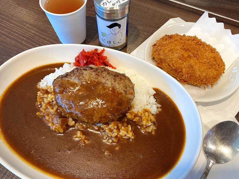 氷見牛入りハンバーグカレーと氷見牛入りコロッケ