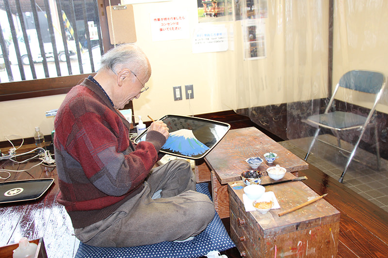 現役蒔絵師、松田眞扶さんが蒔絵を描く様子