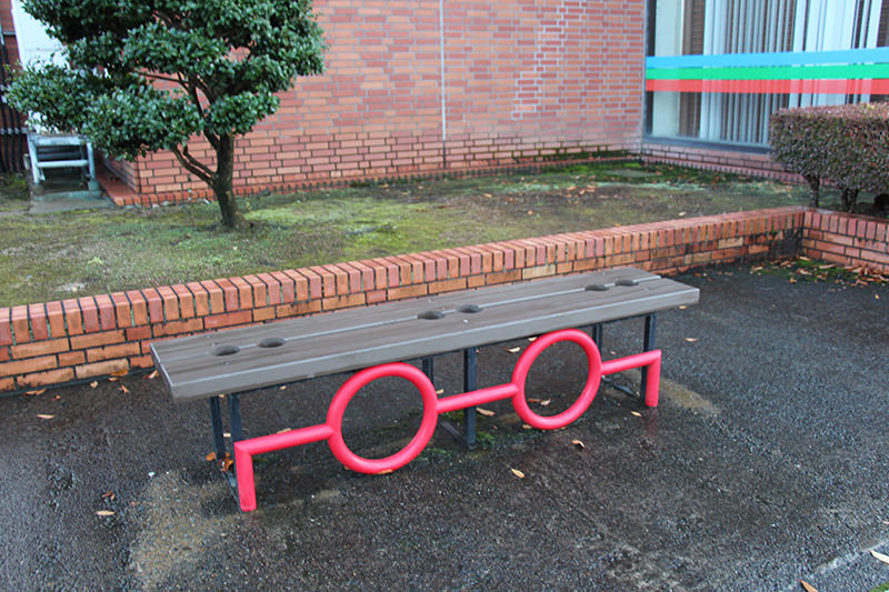 メガネのモニュメントがあるベンチ