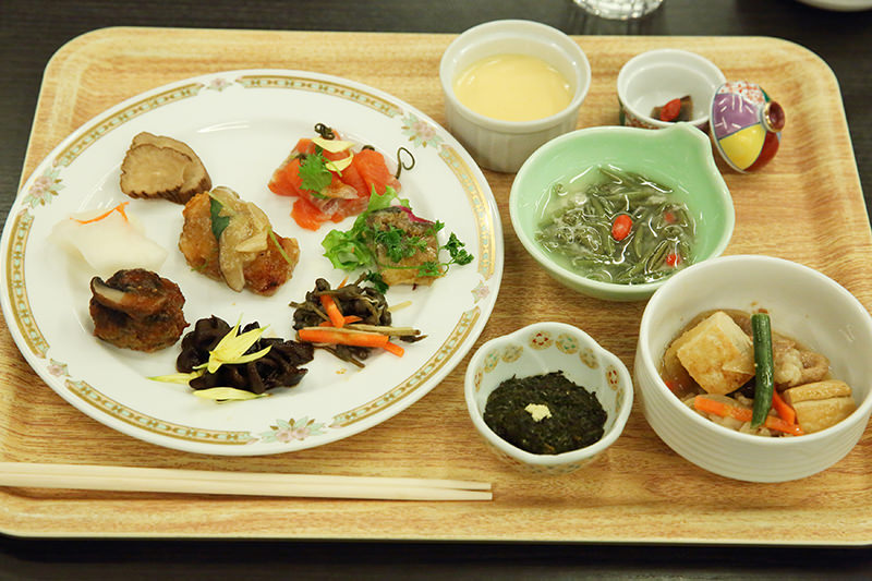 夕食のバイキング