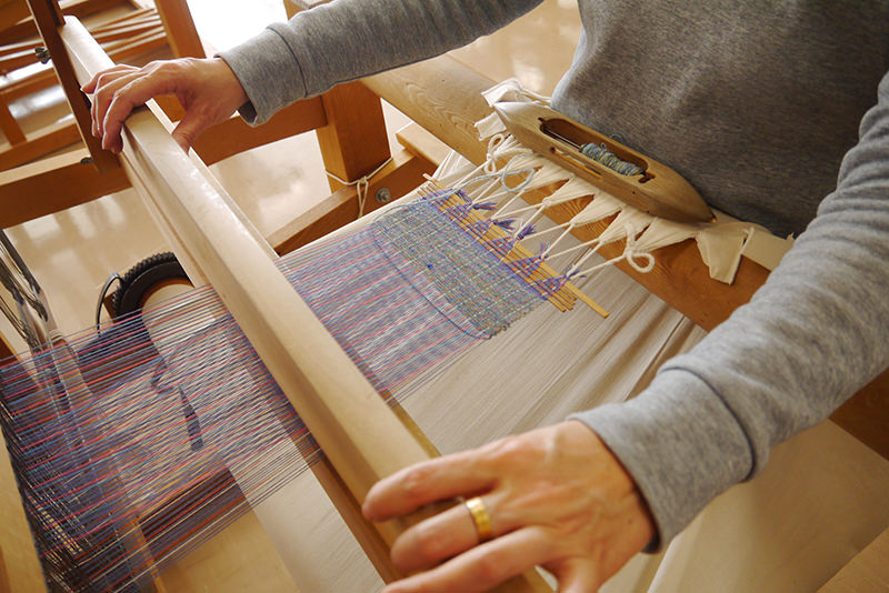 盛岡手づくり村　はたおり教室　機と筆者