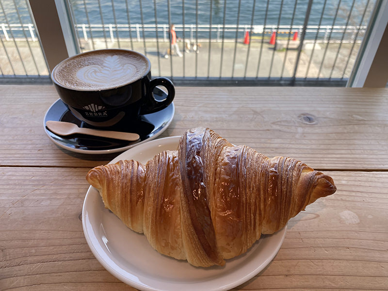 クロワッサン　カフェラテ