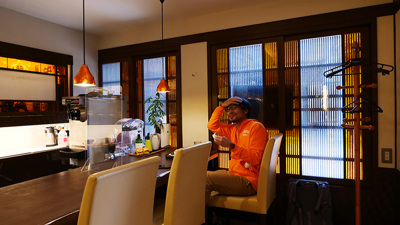 店内　紅殻格子