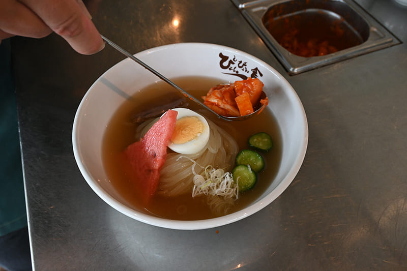 冷麺づくり教室　　トッピングをのせている