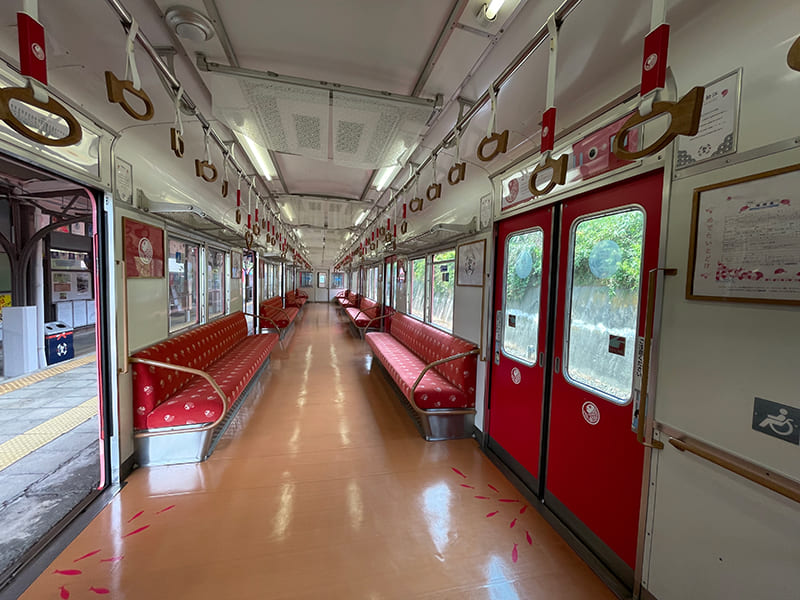 めでたいでんしゃ「さち」　列車内