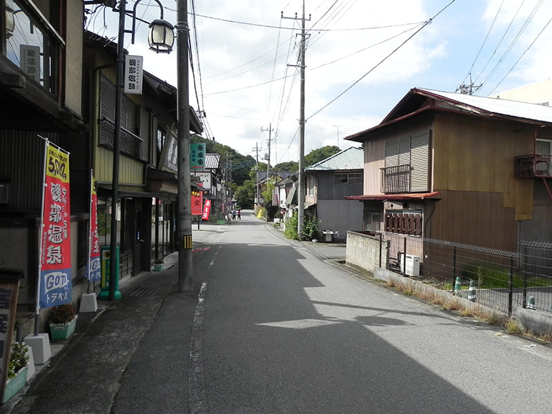 磯部駅方面から見たせんべいストリート