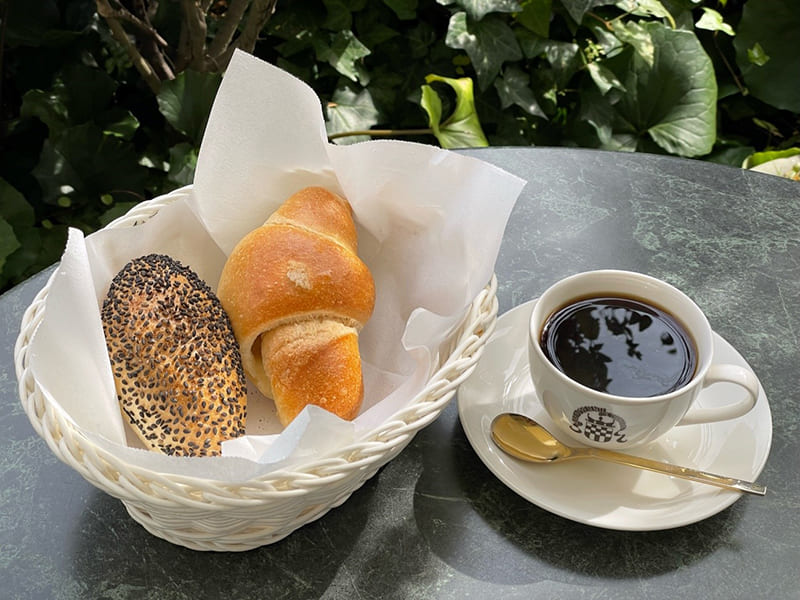 有馬山椒パン（左）、金泉塩パン（中央）、神戸萩原珈琲（右）